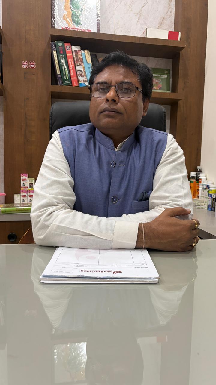 Dr. Avadh Pachori consulting a patient at Mrityunjay Aayurveda, Dhamtari