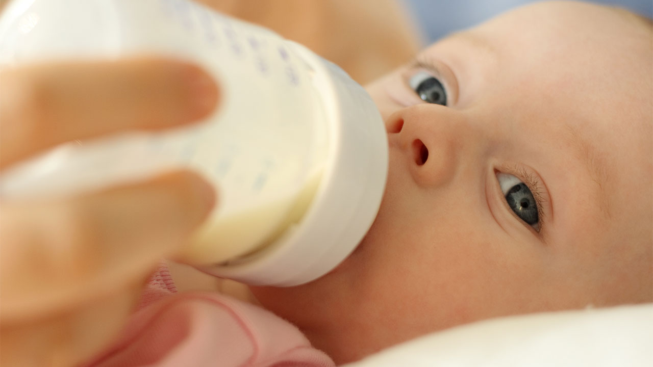 BPA-free infant anti-colic feeding bottles and weaning solutions