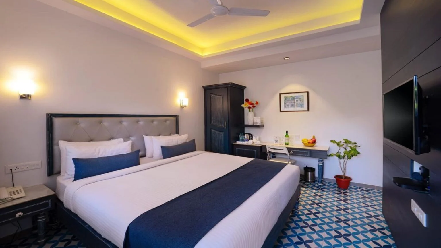 Deluxe room at Treehouse Nova boutique beachside hotel