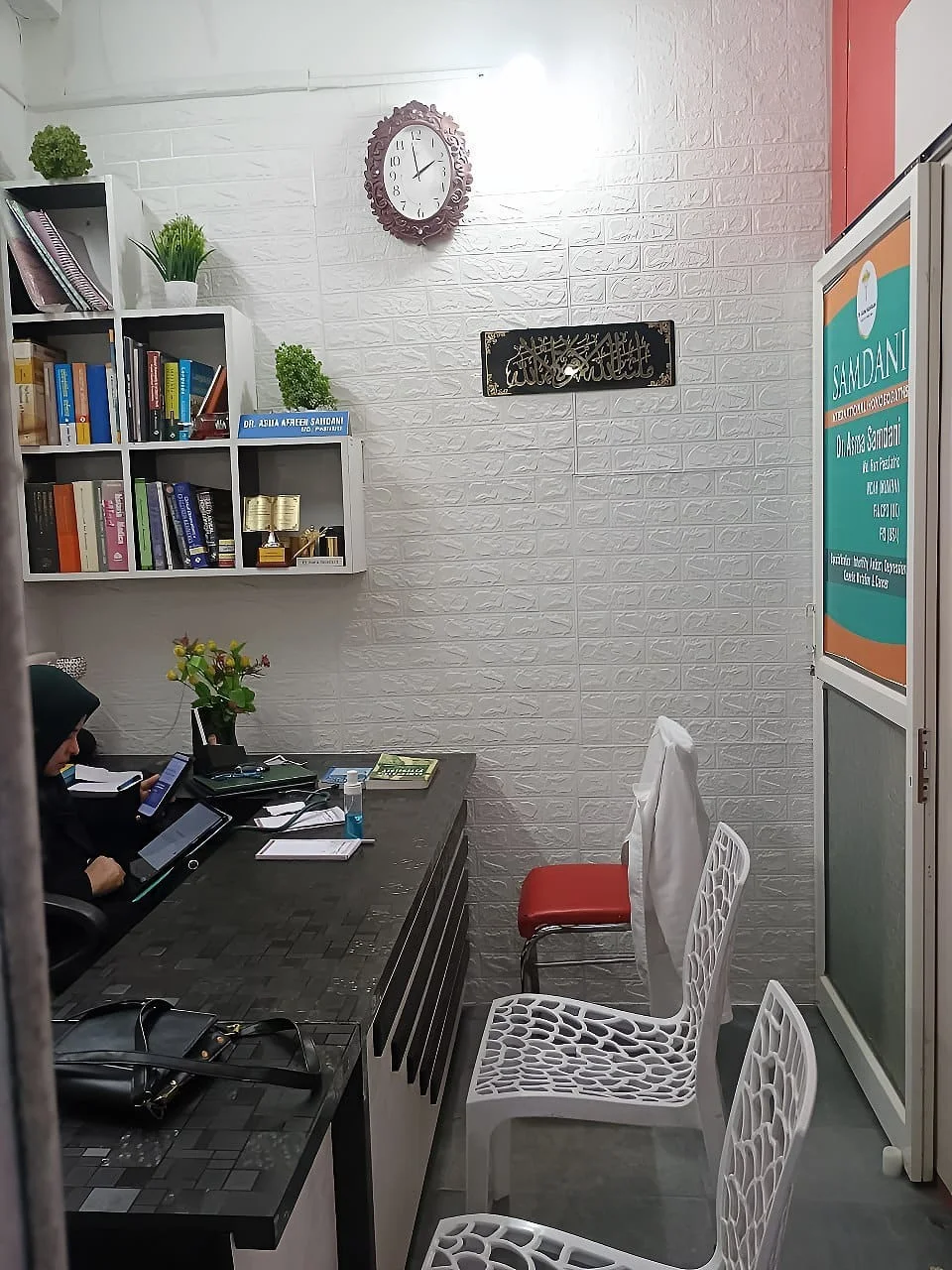 Homeopathic doctor in Kalaburagi discussing a personalised natural treatment plan with a patient