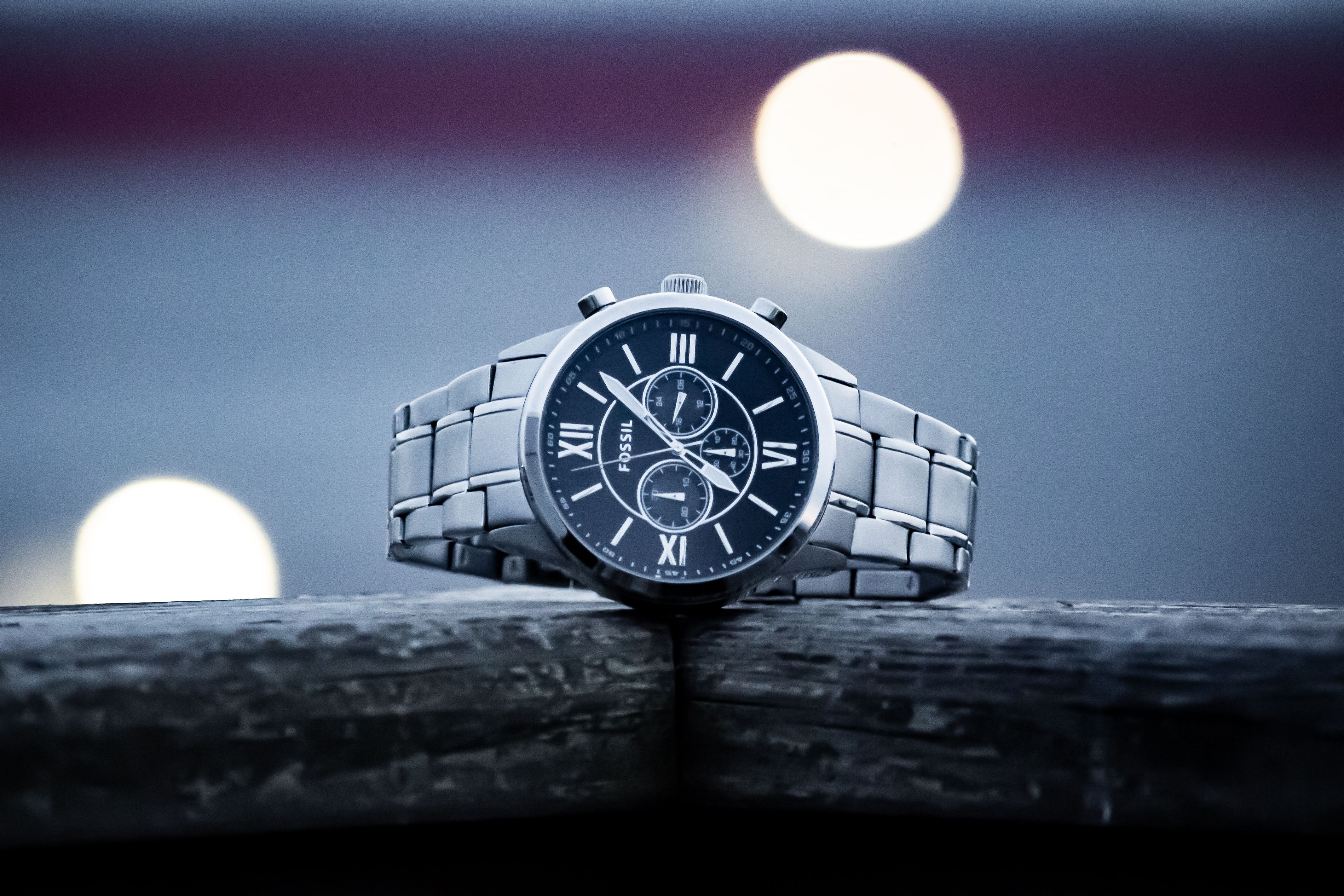 Stylish premium men's wristwatch with metal bracelet by VORGETA Surat