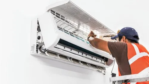 Professional AC installation and repair service technician in Kamrej Surat Gujarat