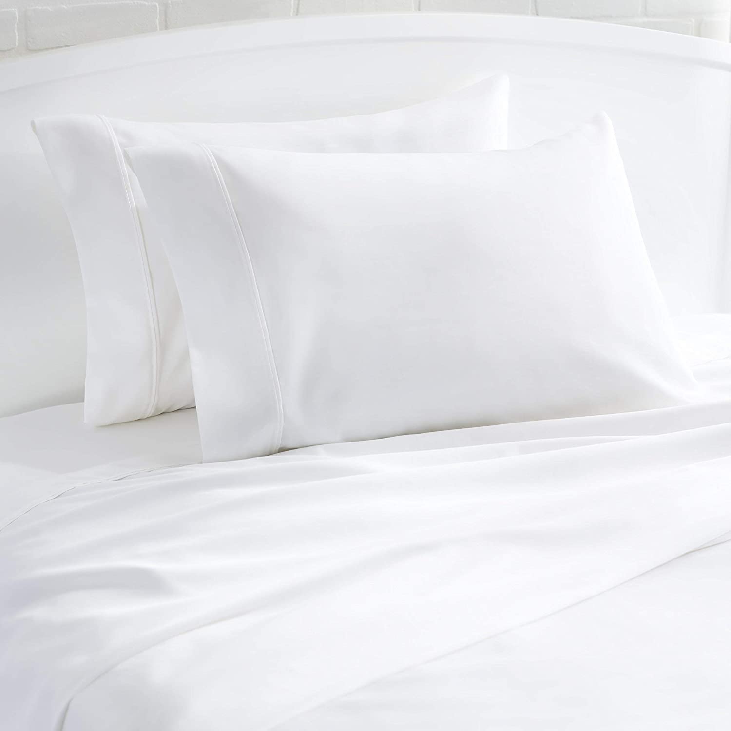 Hotel Textile Product 3 — hotel dining table with linen tablecloth, runner and napkins