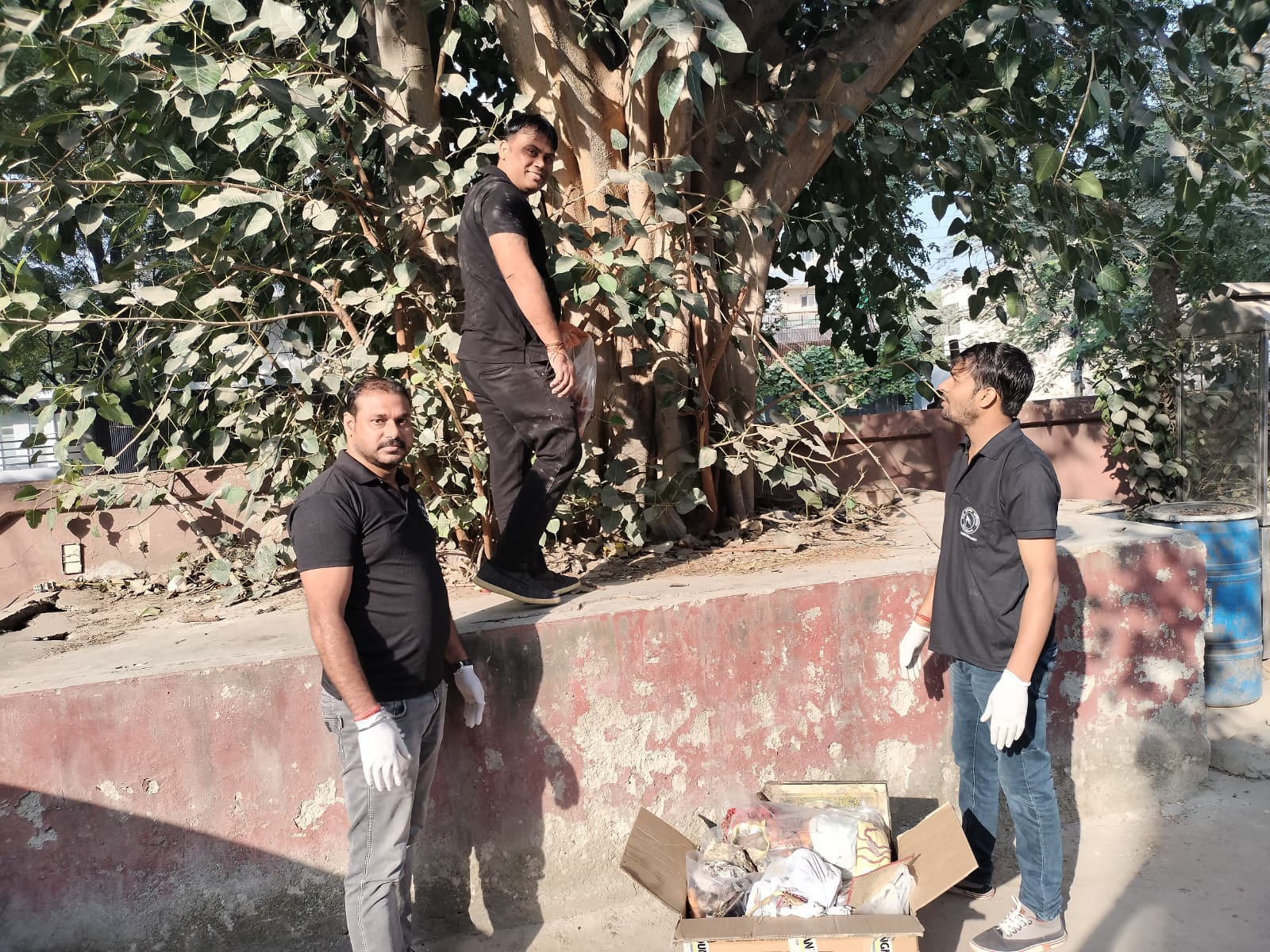 Volunteers of Prabhu Seva Rath collecting old idols for idol immersion service in Delhi